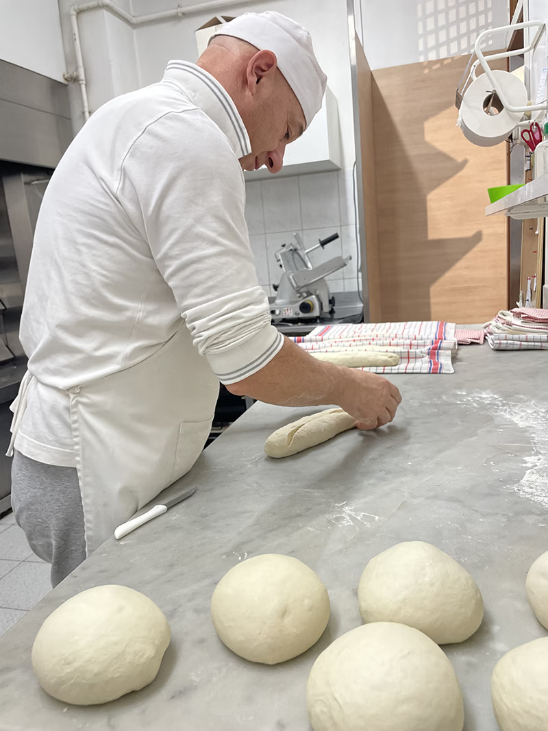 Alberto che prepara il pane