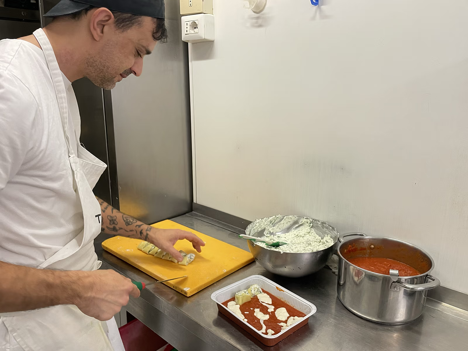 Stefano mentre prepara le rosette ricotta e spinaci